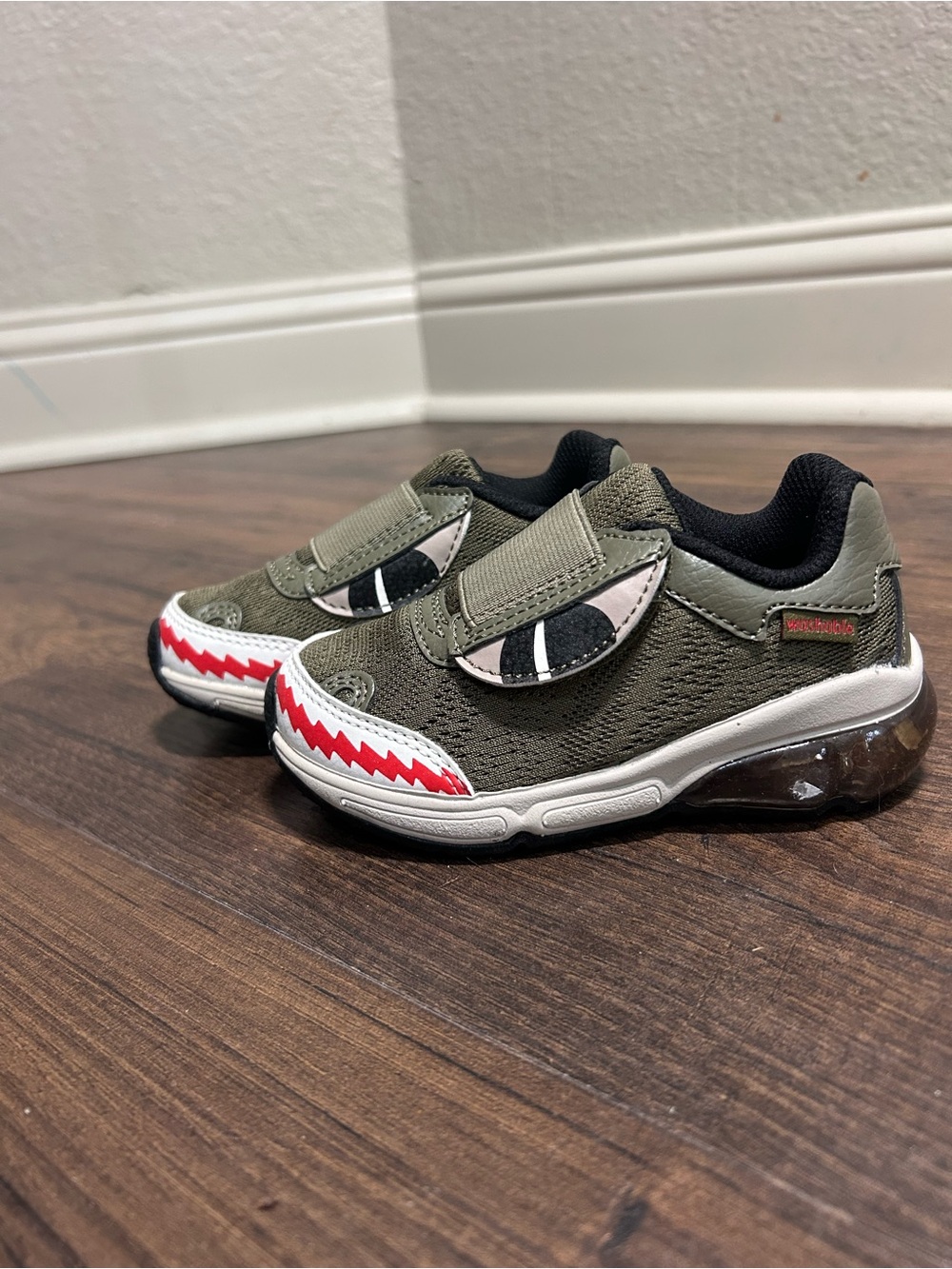 Size 7 brand new stride rite shark sneakers
